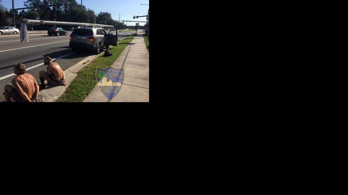 La policía de Jacksonville colgó el miércoles una fotografía en Twitter de dos hombres sin camisa y esposados, sentados en el bordillo de la calle cerca del vehículo, con un enorme poste de la luz amarrado al techo.