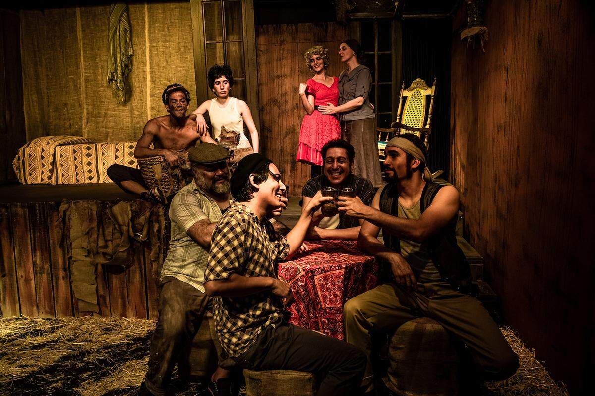 Elenco de ‘La Chunga’ (al frente desde la izq): Christian Ocón, Eslover Sánchez Baquero, Steven Salgado y Carlos Bueno. (Al fondo, desde izq.): Alejandro Gil, Cindy Pérez Solla, Tamara Melián y Verónica Abruza.