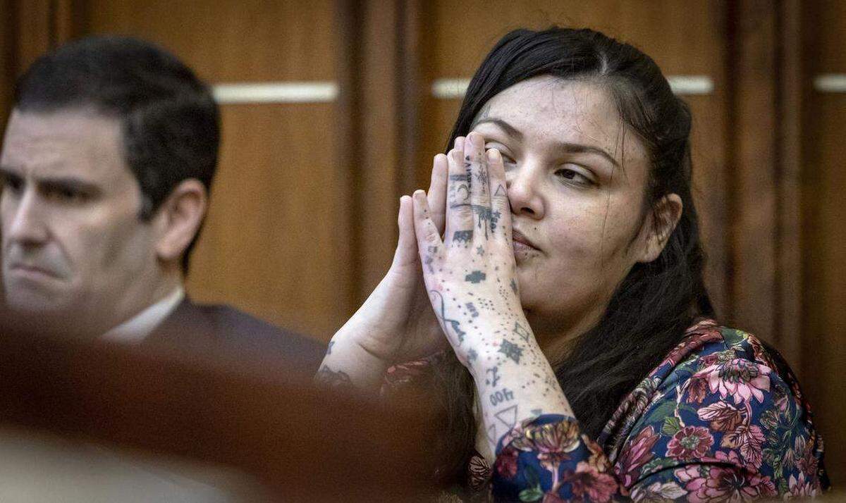 Daisy Link (derecha), quien acaparó titulares por quedar embarazada mientras estaba detenida en el TGK, escucha los argumentos finales de la fiscalía. Link está acusada de dispararle fatalmente en la pierna a su pareja de muchos años en Homestead.