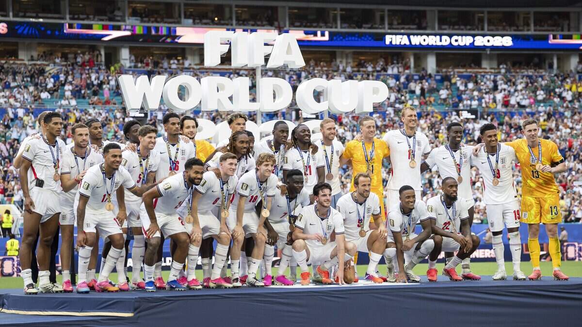 Los jugadores de la selección de Inglaterra posan tras ganar la medalla de bronce de la Copa Mundial de la FIFA 2026 al derrotar a Francia en el Hard Rock Stadium (Estadio de Miami) este sábado 18 de julio de 2026 en Miami Gardens, Florida.
