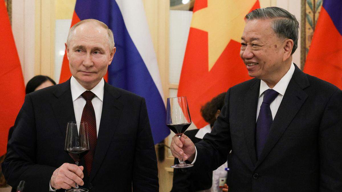 Los presidentes de Rusia y Vietnam, Vladímir Putin (izq.) y To Lam, levantan sus copas en una recepción en la Gran Opera de Hanoi, Vietnam, el 20 de junio de 2024.