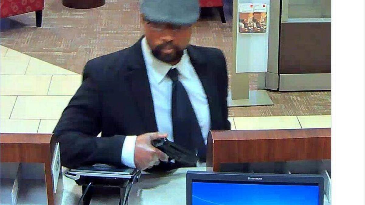 El apodo proviene de la corbata y la camisa con cuello que usa el sospechoso y que las cámaras de vigilancia muestran durante cada uno de sus tres robos.