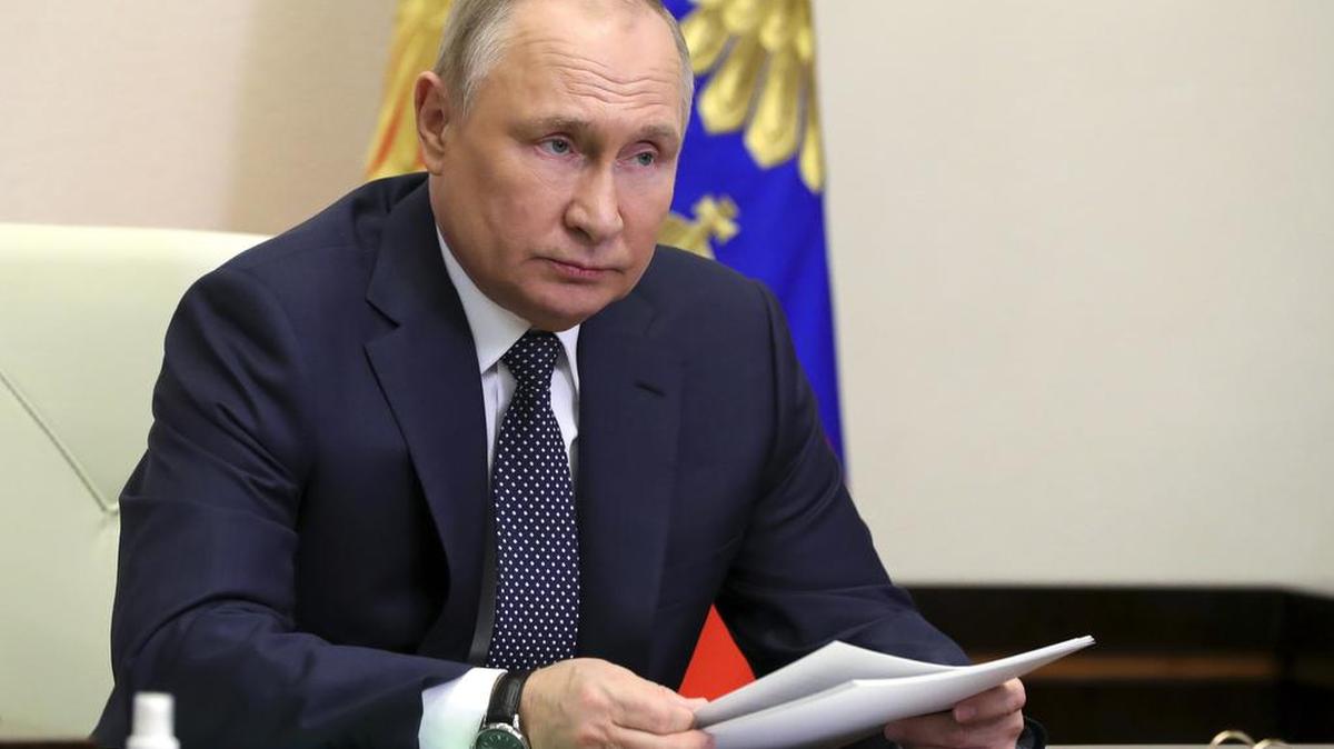 El presidente ruso Vladimir Putin asiste a una videoconferencia con altos funcionarios para tratar el apoyo a la industria de la aviación rusa en medio de las sanciones occidentales, el jueves 31 de marzo de 2022, en la residencia Novo-Ogaryovo situada en las afueras de Moscú, Rusia. (Mijail Klimentyev, Sputnik, Foto compartida por el Kremlin/ AP)