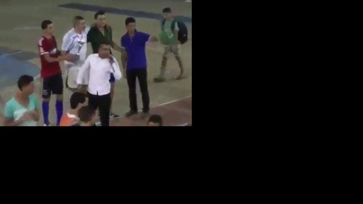 El presentador, de 25 años, dijo que pretendía crear una atmósfera relajada y divertida durante un torneo local de baloncesto.
