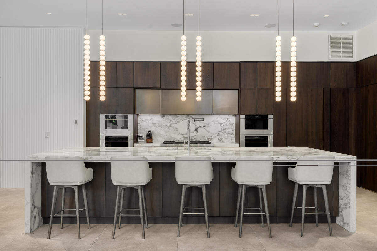 El anuncio de venta de la mansión de Pinecrest, propiedad del ex escolta de los Miami Heat Tyler Herro, destaca la cocina de nivel profesional de la casa.
