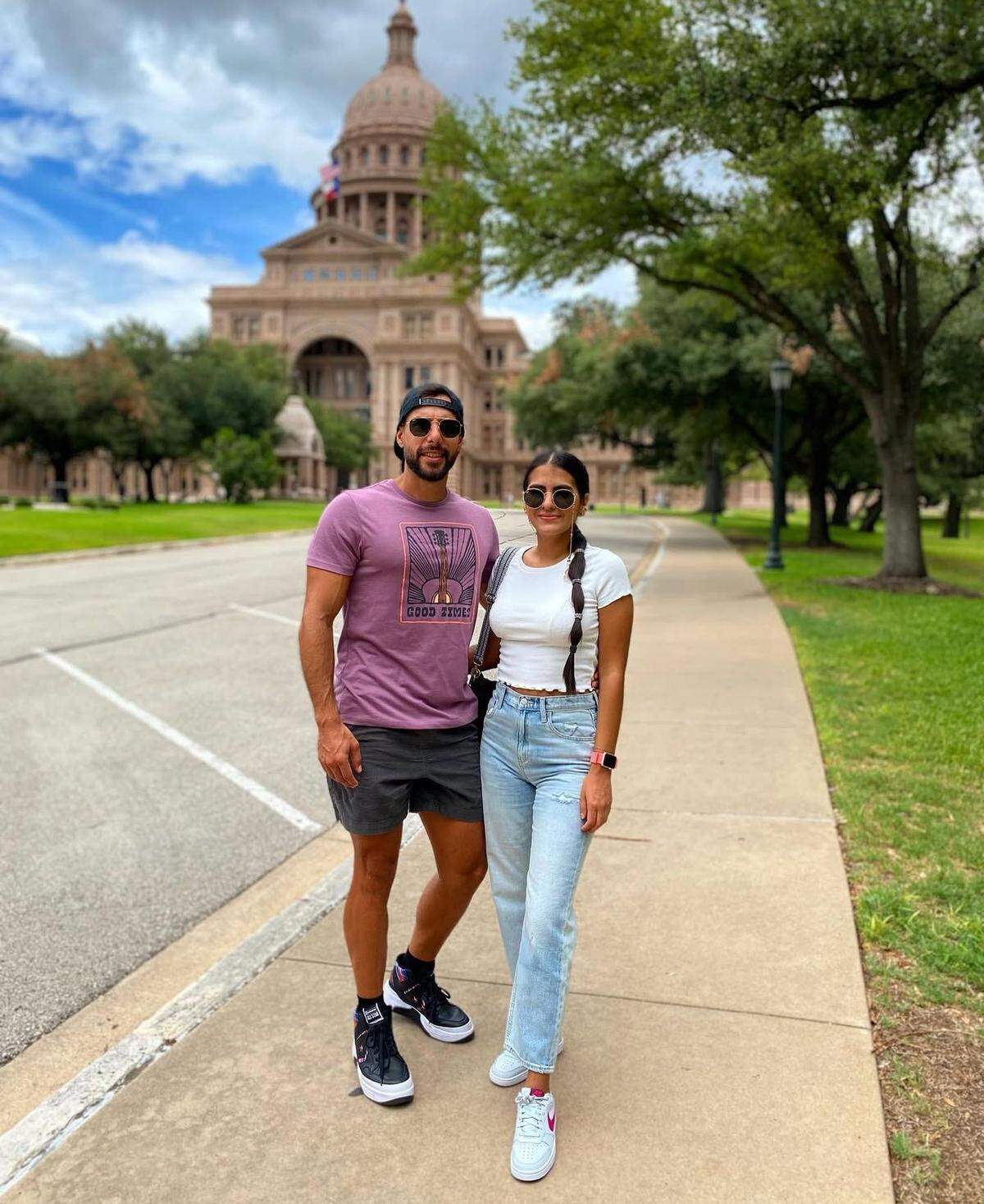 Omar Vergara Flores y su pareja Jennyfer Carrillo ante el Capitolio Estatal de Texas en Austin. Vergara Flores, arquitecto venezolano, se encuentra detenido por inmigración desde junio a pesar de contar con el TPS.