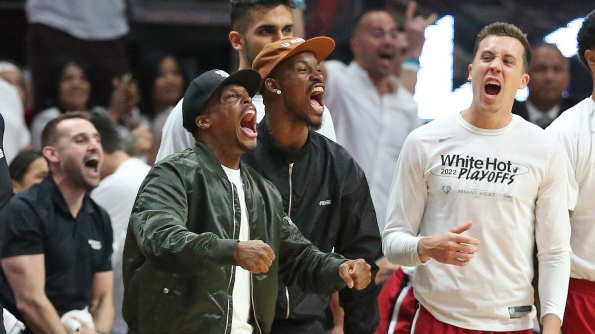 Los jugadores del Heat Kyle Lowry (izq.), Jimmy Butler (centro) y Duncan Robinson reaccionan en el quinto partido de la serie de playoffs de primera ronda ante los Hawks de Atlanta, el 26 de abril de 2022 en Miami.