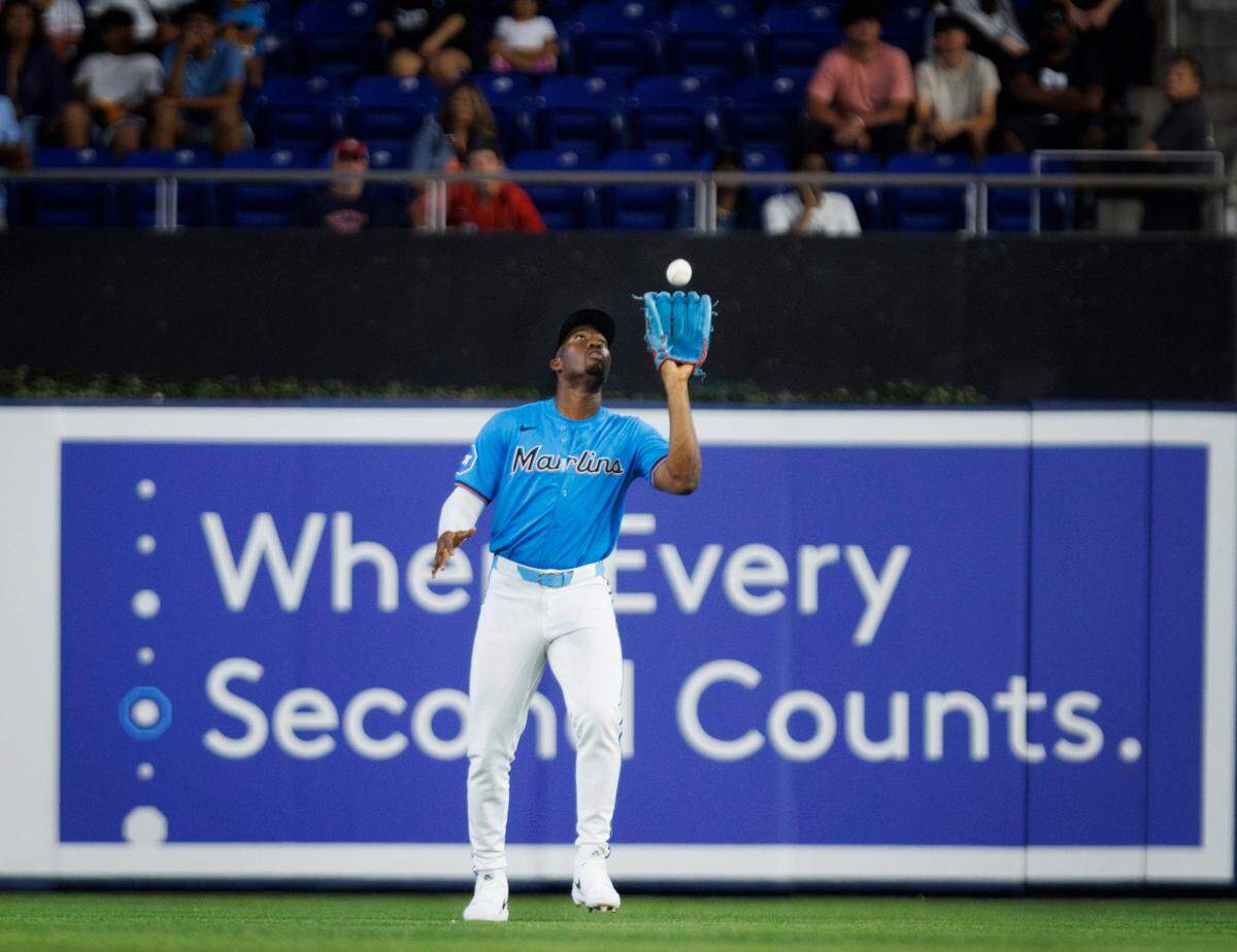 El jardinero de los Marlins Jesús Sánchez captura una pelota en el segundo inning del partido ante los Padres de San Diego, celebrado el 11 de agosto de 2023 en Miami.