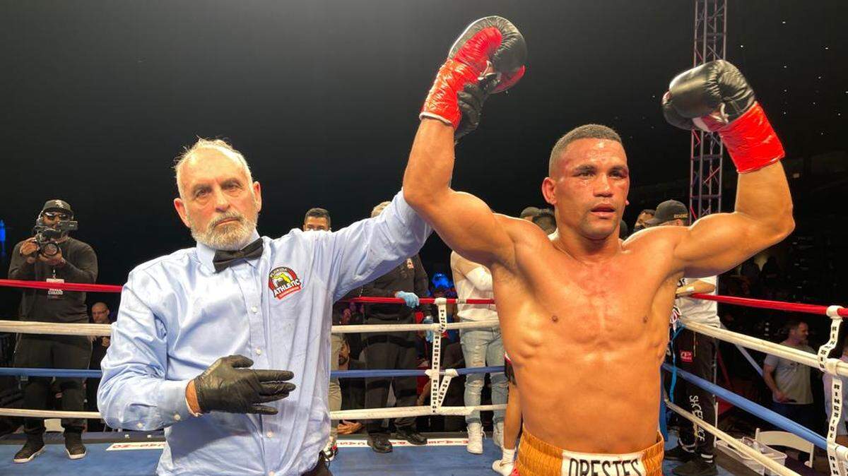 Quizá ninguno de los peleadores cubanos llevaba tanto en contra ni corría tanto riesgo como el ligero welter Orestes Velázquez, quien enfrentaba al mexicano Abram Martínez, que le superaba en experiencia, pero supo llevarse la victoria.