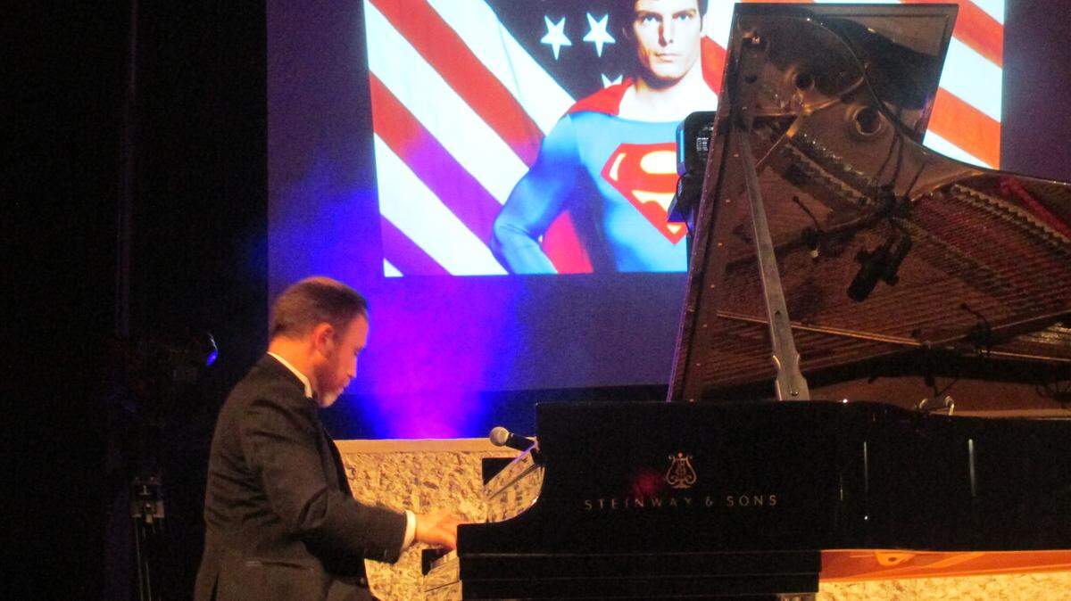 El pianista Roberto Berrocal interpretó un largo medley con la música de 'Jaws', 'Titanic', 'Star Wars', 'Superman' y otras.