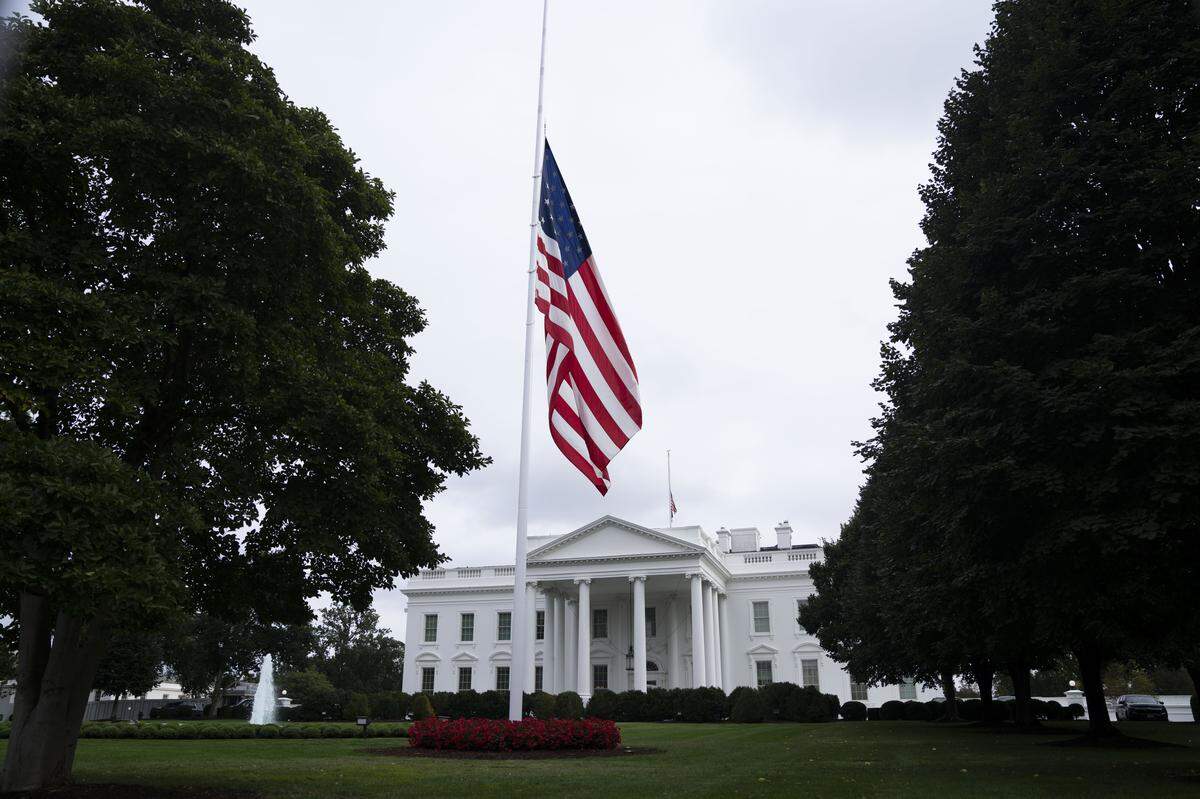 La bandera de Estados Unidos ondea a media asta frente a la Casa Blanca en Washington, DC, EE.UU., el miércoles 10 de septiembre de 2025. Charlie Kirk, director ejecutivo del grupo conservador de incidencia política Turning Point USA, fue asesinado.