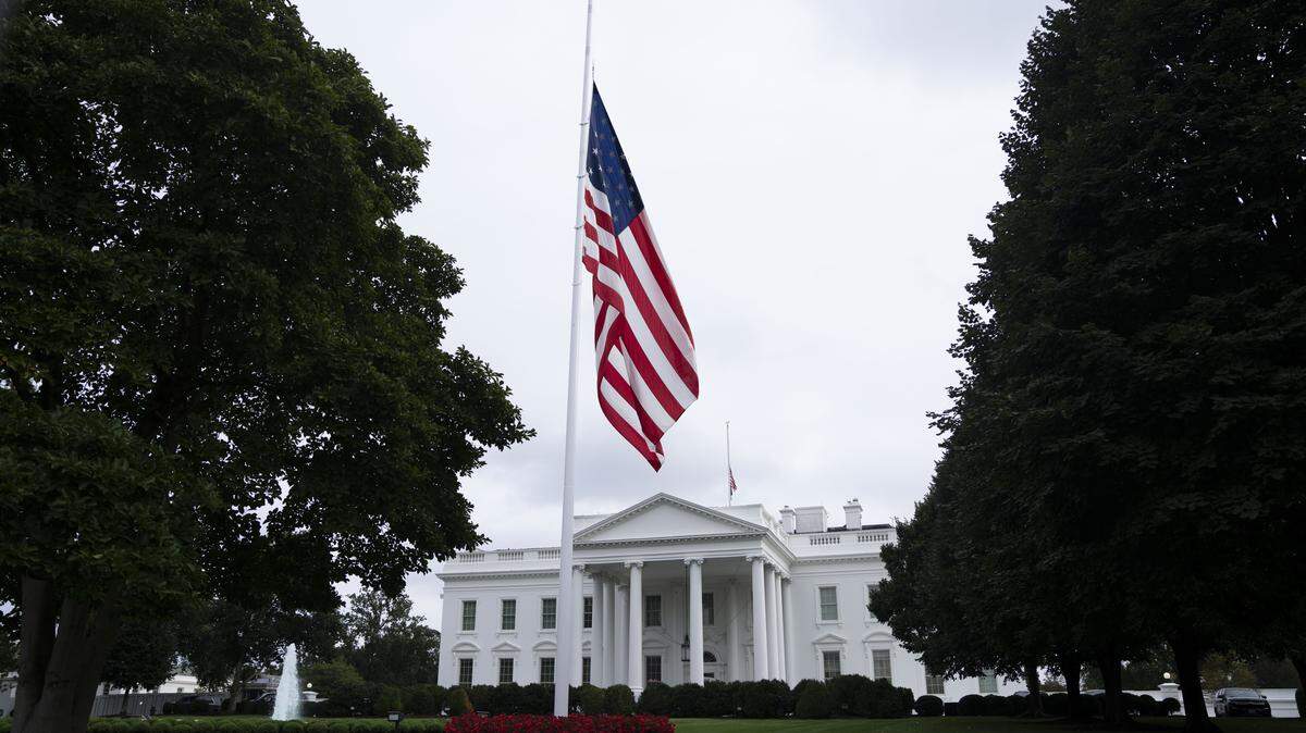 La bandera de Estados Unidos ondea a media asta frente a la Casa Blanca en Washington, DC, EE.UU., el miércoles 10 de septiembre de 2025. Charlie Kirk, director ejecutivo del grupo conservador de incidencia política Turning Point USA, fue asesinado.