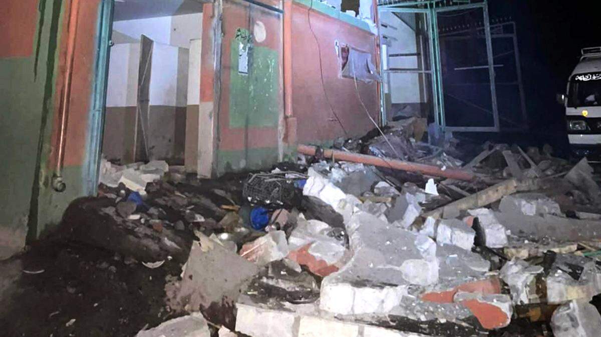 Una fotografía tomada con un teléfono móvil el miércoles 7 de mayo de 2025 muestra un edificio destruido en un ataque con misiles indios en Muzaffarabad, el sector de Cachemira controlada por Pakistán.