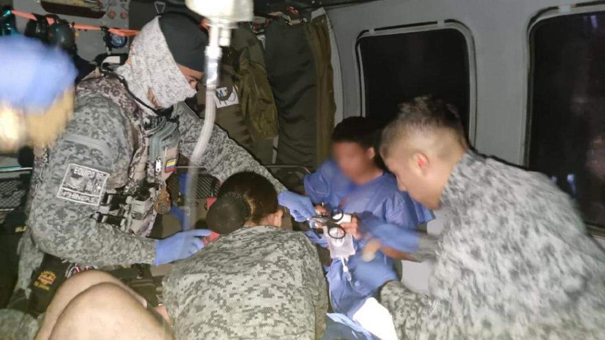 La Fuerza Aeroespacial Colombiana hizo un traslado aeromédico desde el municipio de El Tarra, Norte de Santander, para preservar la vida de un hombre de 43 años y un menor de 16 años, ambos con heridas causadas por esquirlas de arma de fuego, en el Catatumbo, el 17 de enero de 2025.