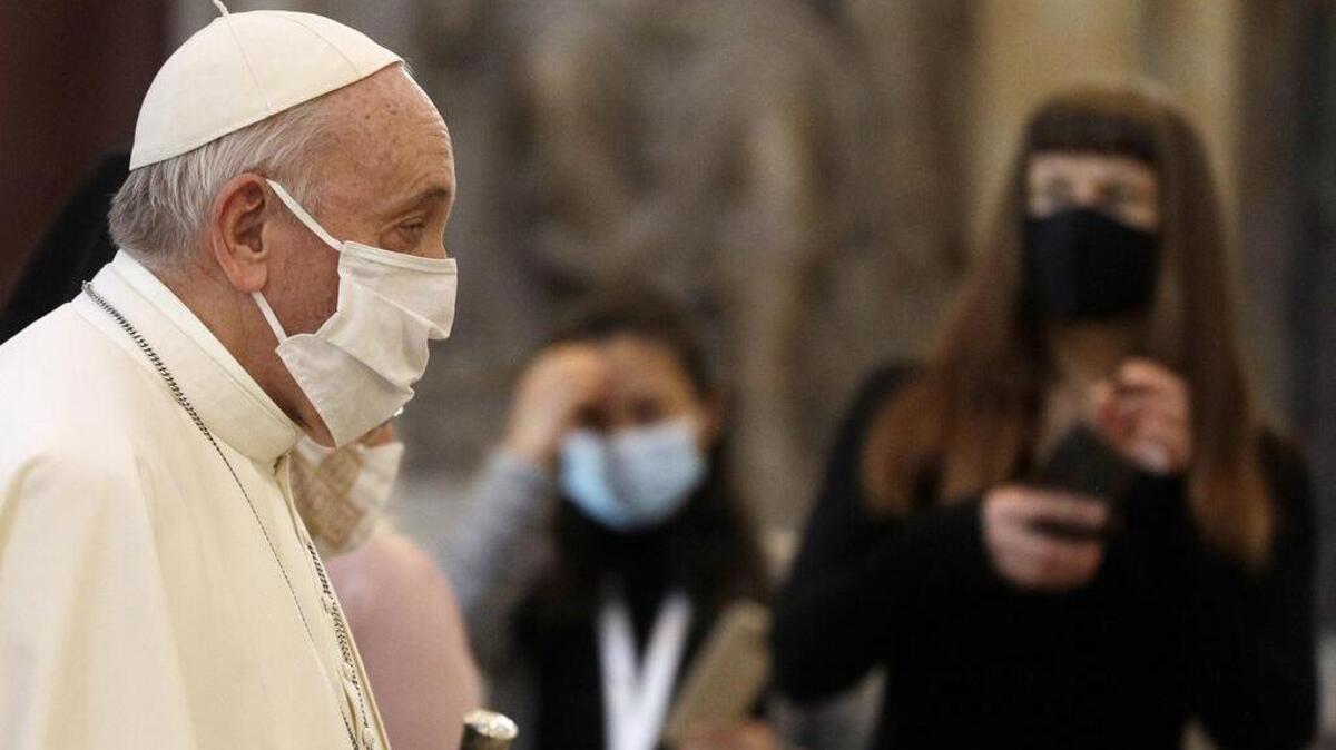 El Papa Francisco llega para asistir a una ceremonia interreligiosa por la paz en la Basílica de Santa María en Aracoeli, en Roma, el martes 20 de octubre de 2020.
