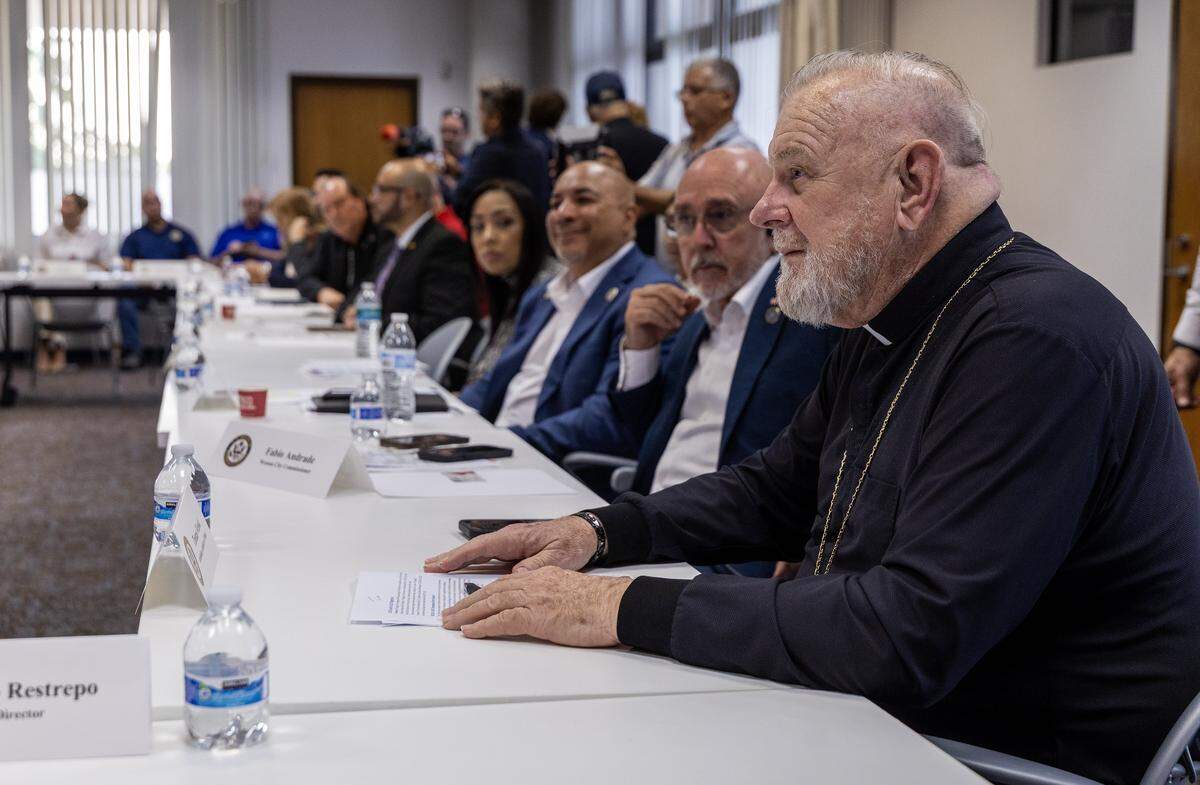 El arzobispo Thomas Wenski habla durante una mesa redonda para discutir el proyecto de ley “Dignity Act” de la congresista María Elvira Salazar, en la Biblioteca Regional de Westchester, con un grupo de líderes comunitarios, el martes 23 de septiembre de 2025.
