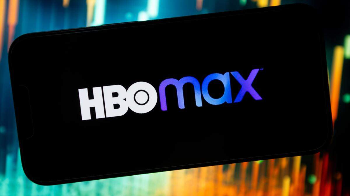 En esta ilustración fotográfica, se ve el logotipo de HBO Max en un teléfono inteligente. De acuerdo con la empresa, el regreso de la marca HBO a HBO Max impulsará aún más el servicio y amplificará lo que los suscriptores pueden esperar de la oferta.
