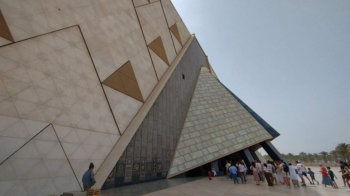 Situado a unos 2 kilómetros (1.2 millas) del complejo de las pirámides de Giza, el museo alberga una colección de artefactos de diversos períodos de la civilización egipcia.