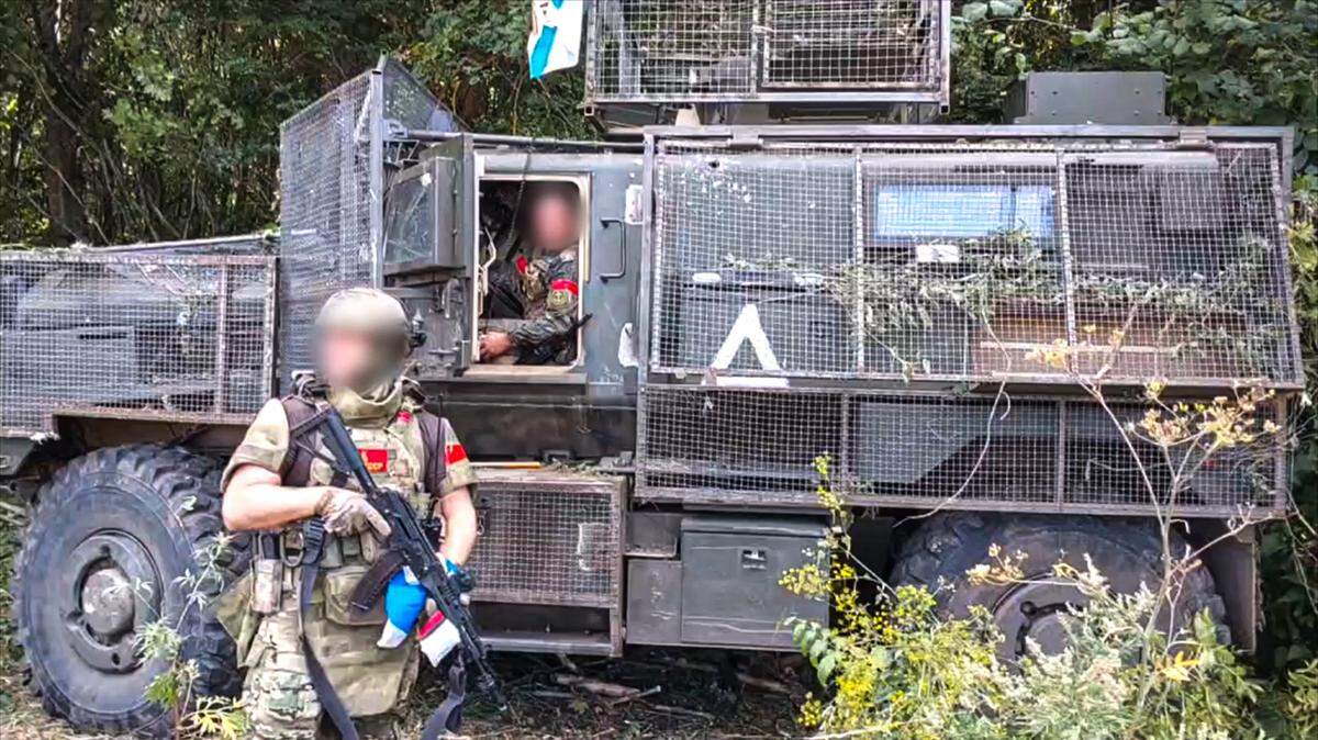Soldados rusos muestran un vehículo blindado de fabricación canadiense que era parte de las Fuerzas Armadas de Ucrania, el 14 de agosto de 2024, en la región Kursk, Rusia.