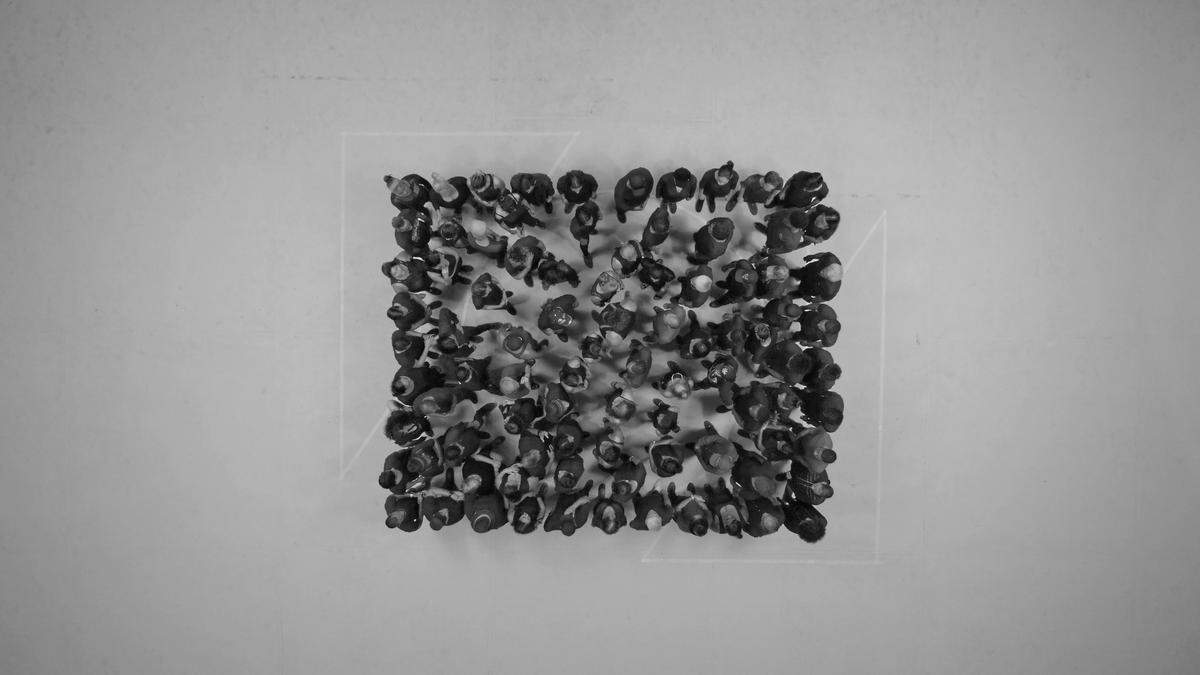 ‘Geometría popular I’, 2020, de Dagoberto Rodríguez. Fotografía de un performance de video, 22.2 x 39.7 pulgadas.