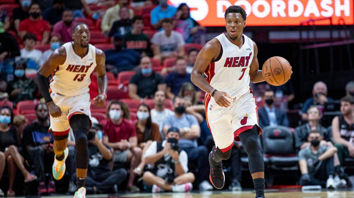 El armador del Heat Kyle Lowry (7) lleva la pelota en el segundo cuarto del partido de pretemporada ante los Hornets de Charlotte, el 11 de octubre de 2021 en el FTX Arena en Miami.