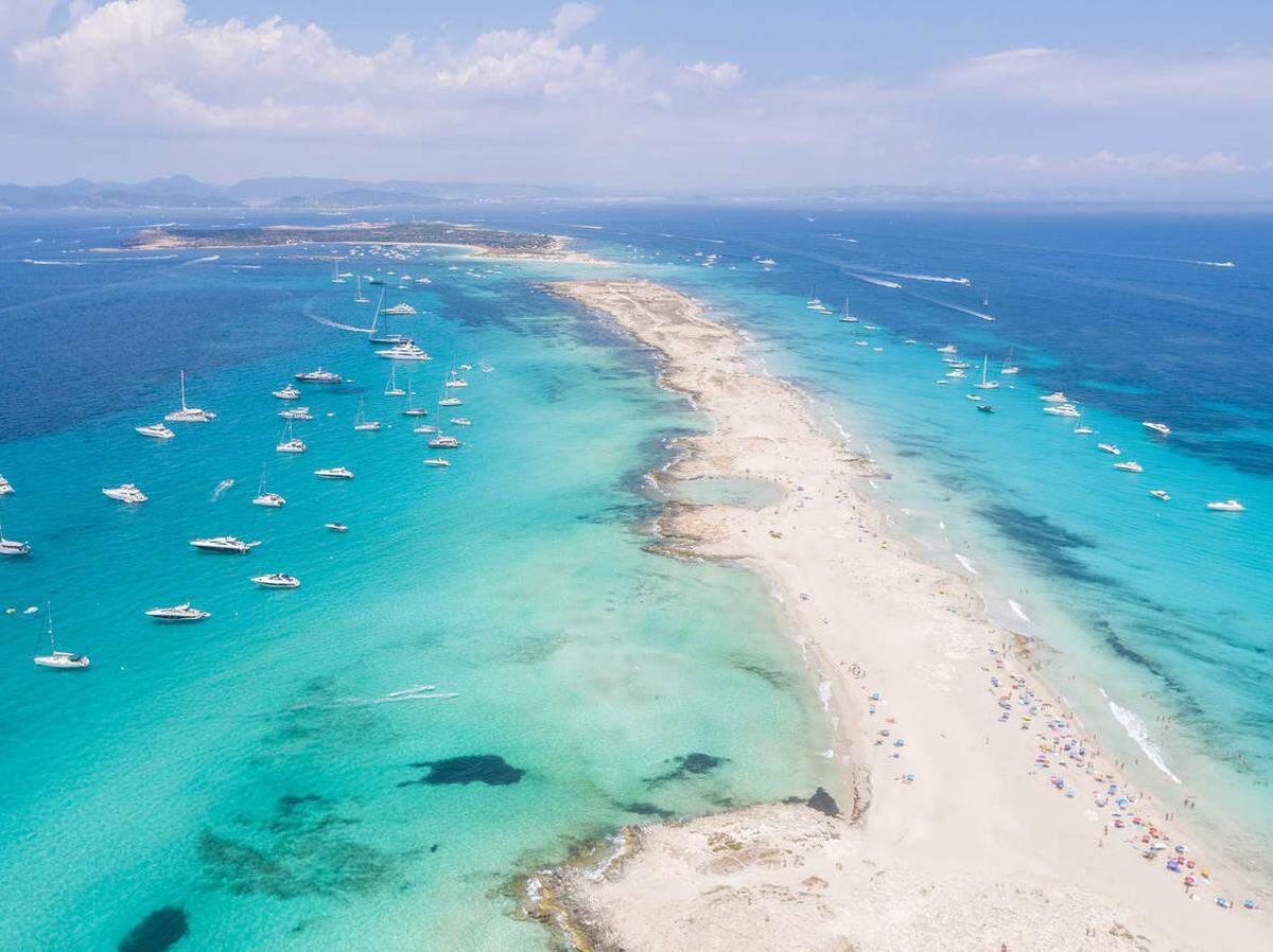 Al norte de la isla de Formentera (Baleares) la playa de Ses Illetes, por ser pura naturaleza, por haber logrado permanecer protegida al formar parte del Parque Natural de Ses Salines. Su ubicación privilegiada le brinda aguas de un azul cristalino que enamoran al visitante.