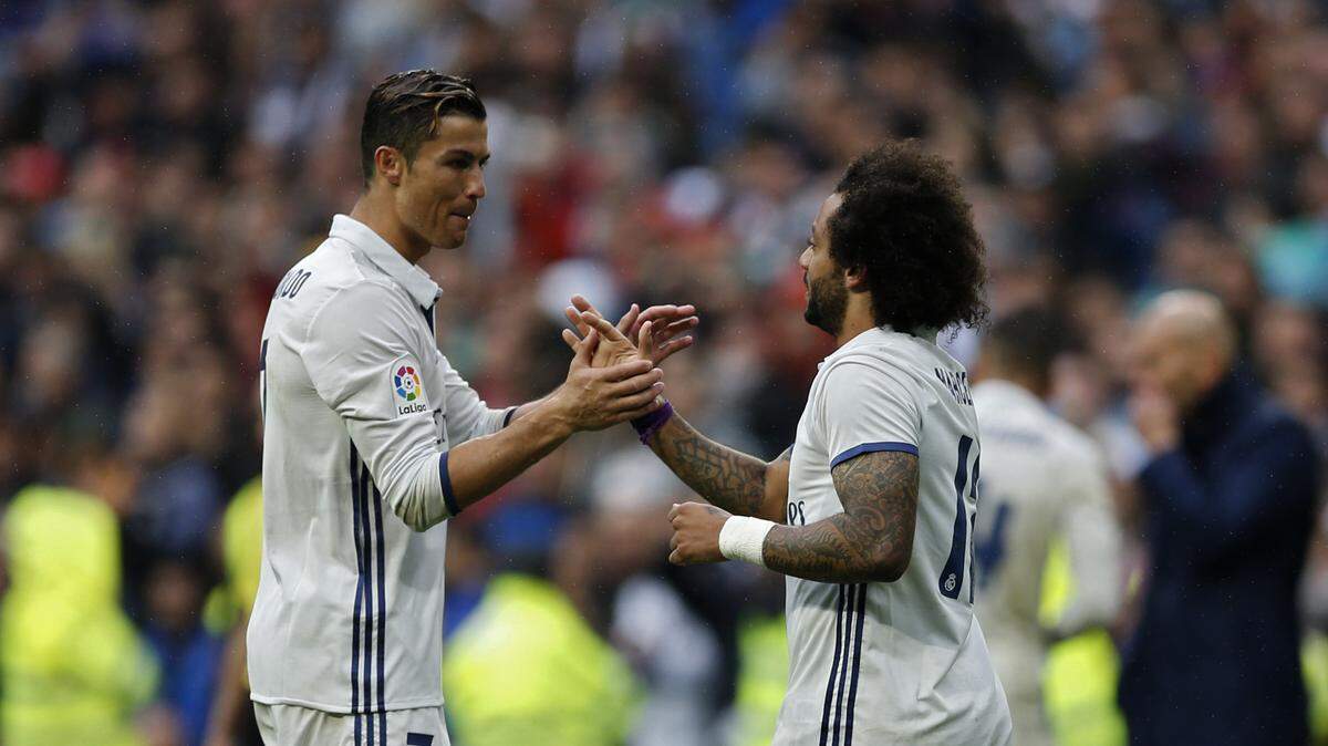 Marcelo (der.) celebra con Cristiano Ronaldo tras anotar un gol para el Real Madrid en el partido contra Valencia, celebrado el 29 de abril de 2017.