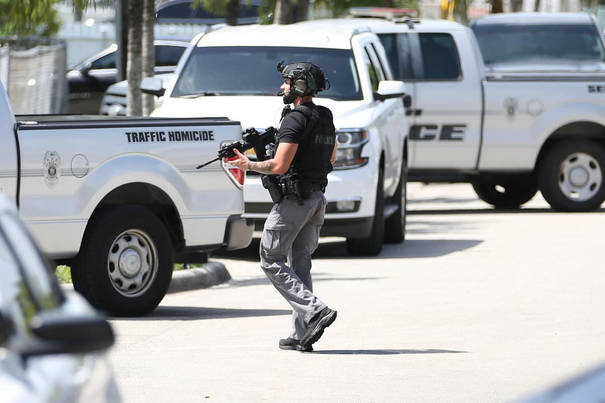 Un policía responde al lugar donde un hombre con un rifle de asalto se atrincheró dentro de una casa en 30 East 53rd Terrace en Hialeah, Florida, el jueves 28 de julio de 2022.