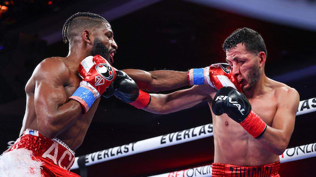 De acuerdo con su promotor, Andy Cruz (izq.) enfrentará a un rival muy superior en su próxima presentación. Al menos desde el punto de vista del boxeo, el cubano demuestra un crecimiento acelerado de lo que es ser un profesional.