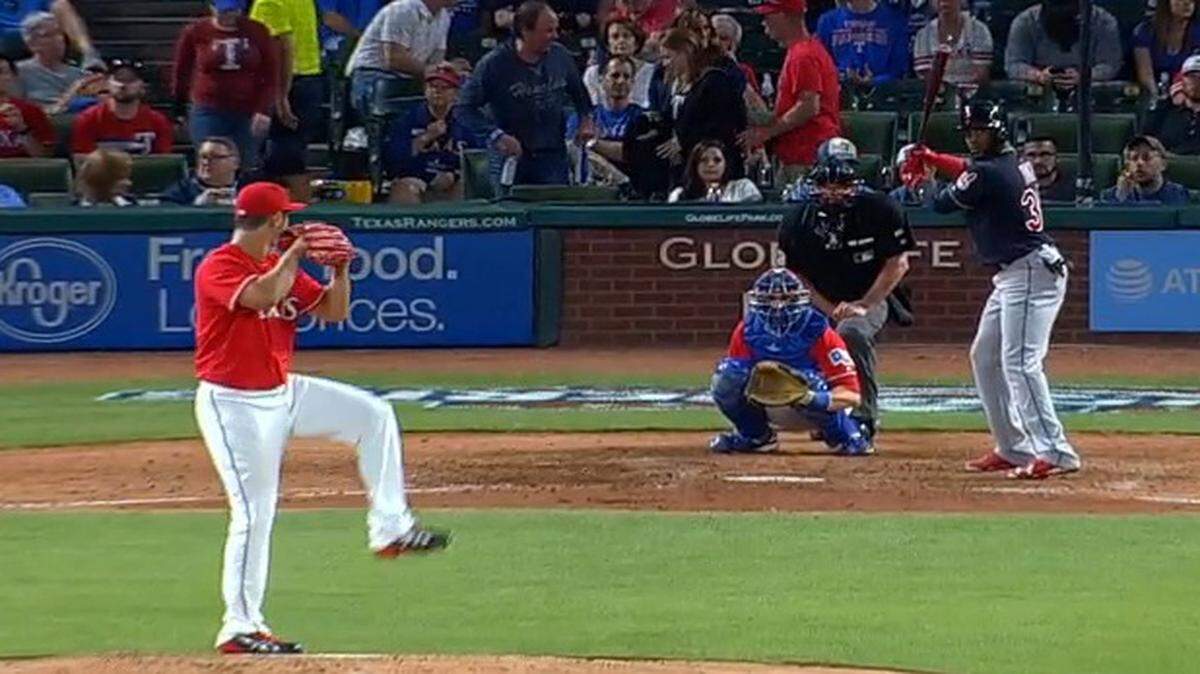 Yandy Díaz batea ante Yu Darvish en el séptimo inning en el partido entre los Indios y los Rangers, el 3 de abril del 2017 en Arlington, Texas. El cubano disparó su primer hit en las Mayores ante el lanzador japonés.