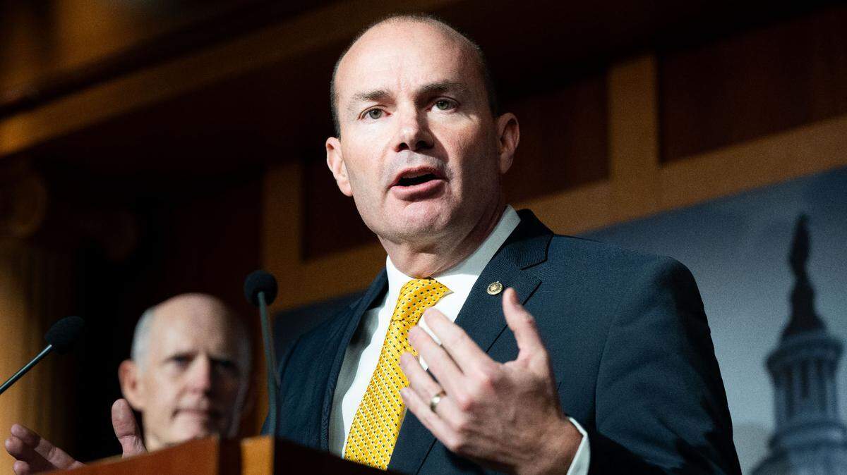 El senador federal republicano Mike Lee (Utah) da una conferencia de prensa, el 10 de enero de 2024, en el Capitolio de Estados Unidos, en Washington, D.C.