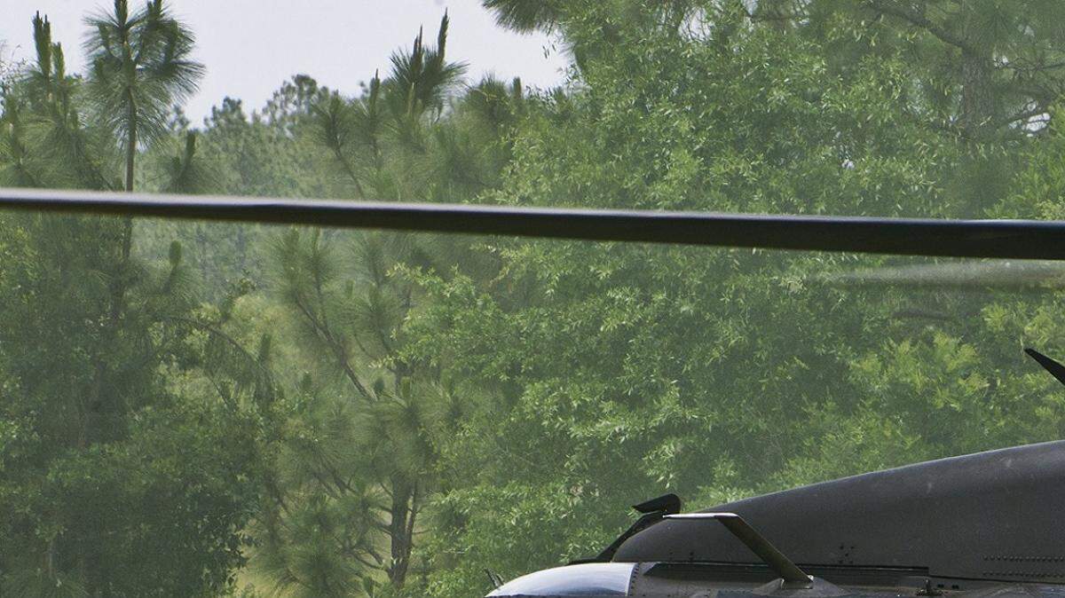 Esta foto de folleto de la Fuerza Aérea de Estados Unidos muestra a los Soldados del Ejército que se dirigían a la UH-60 Blackhawk para salir de la zona durante un escenario del 12 de mayo 2012 en la Base Aérea Eglin, Florida.