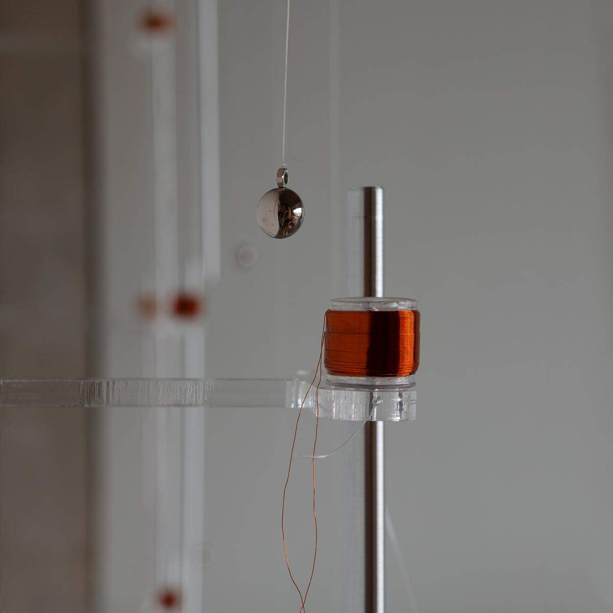 'Ensemble&nbsp;(Ensamble)', 2019, de la Serie Campos delirantes (Series&nbsp;Delirious Fields), de Alba Triana. Esferas suspendidas en campos electromagnéticos variables y varillas de aluminio.
