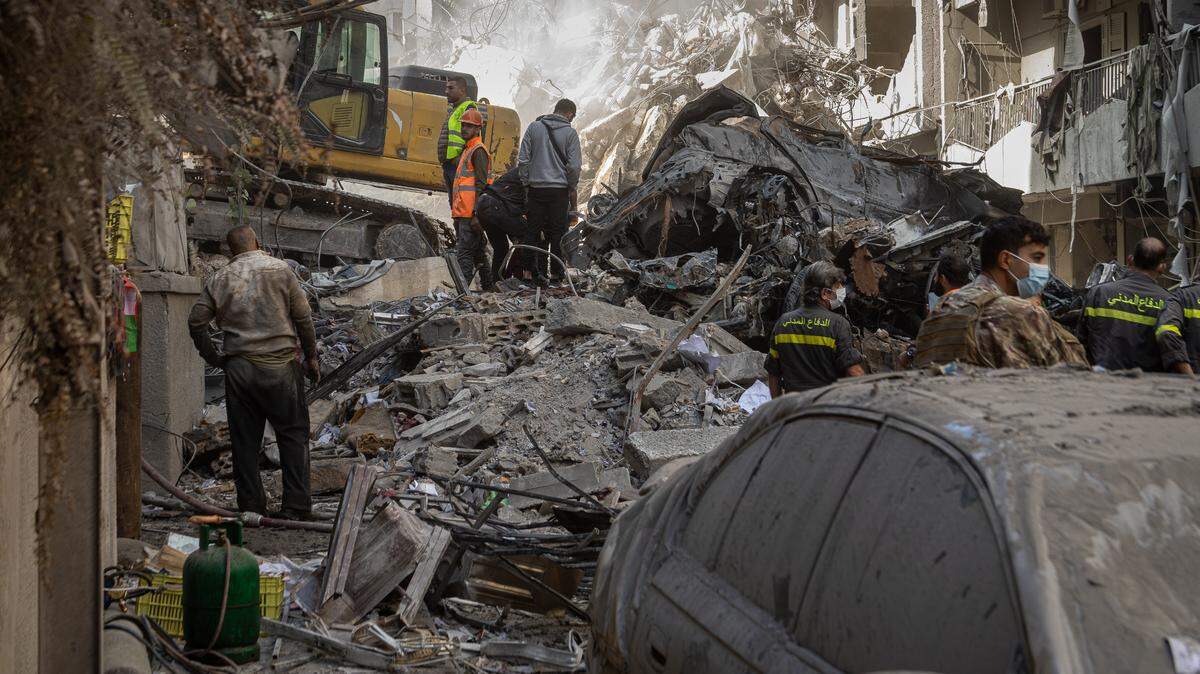Equipos de rescate intenta recuperar los cuerpos de víctimas tras varios bombardeos israelíes en el vecindario Basta, en Beirut, Líbano, el sábado 23 de noviembre de 2024.
