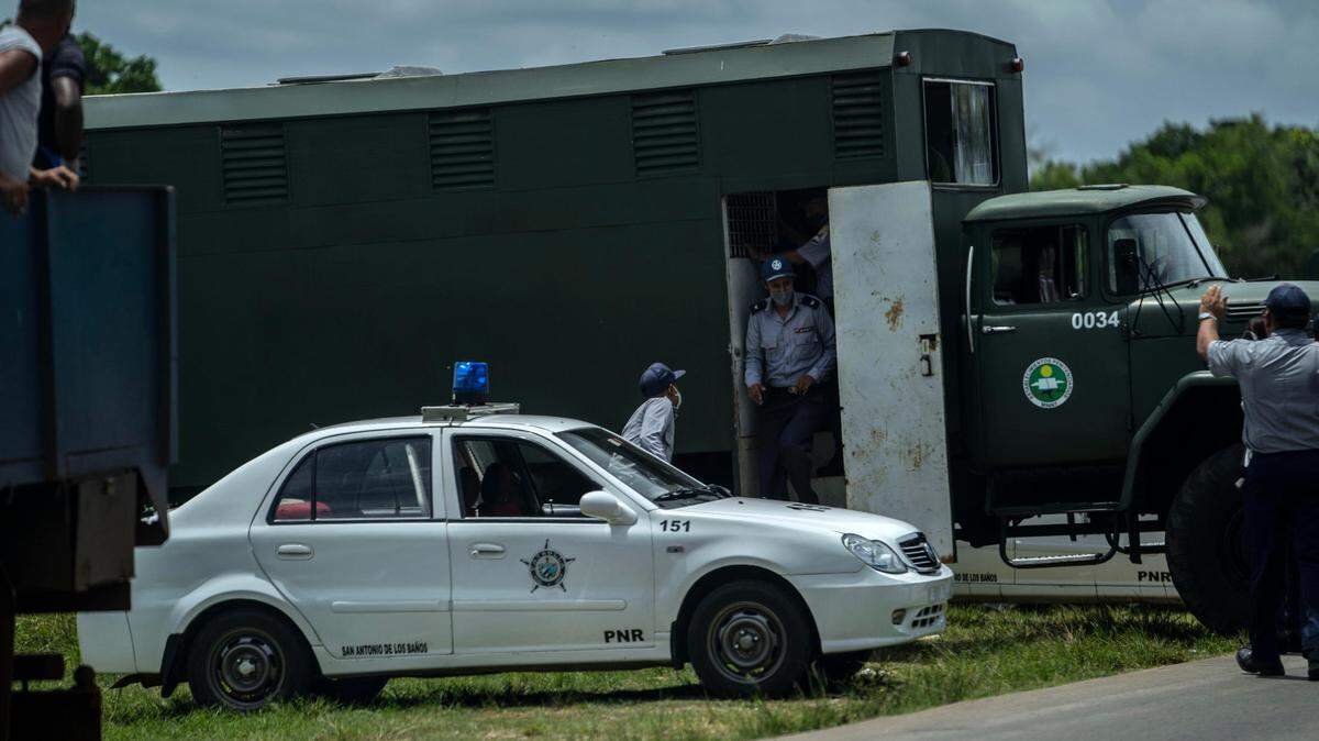 Un oficial de policía sale de un camión para transportar a personas detenidas durante una protesta contra el gobierno en La Habana, Cuba, el domingo 11 de julio de 2021.