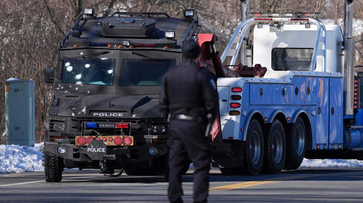 Un vehículo blindado policial con marcas de disparos en el parabrisas es remolcado cerca del lugar donde ocurrió un tiroteo, en Burnsville, Minnesota, el domingo 18 de febrero de 2024.