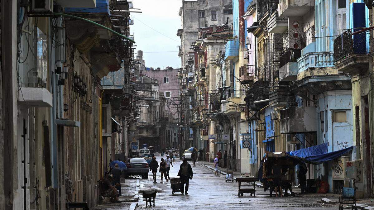 Vista general de una calle en La Habana el 16 de marzo de 2026. Cuba se apresuró el 17 de marzo de 2026 a restablecer la electricidad tras un apagón general que afectó a la isla gobernada por el régimen comunista, justo cuando el presidente de Estados Unidos, Donald Trump, proclamó que la “tomaría”.