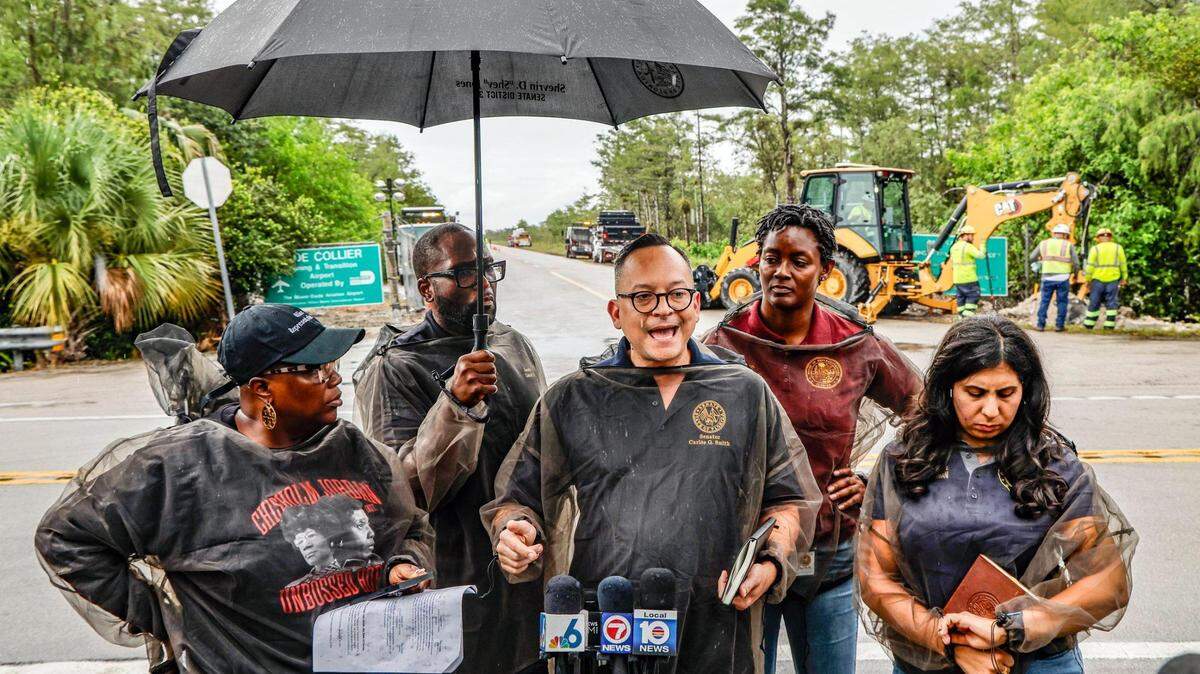 El senador estatal de Florida Carlos G. Smith y sus colegas legisladores hablan con la prensa antes de que se les niegue la entrada a Alligator Alcatraz, el centro de detención de inmigrantes del estado en los Everglades, el jueves.
