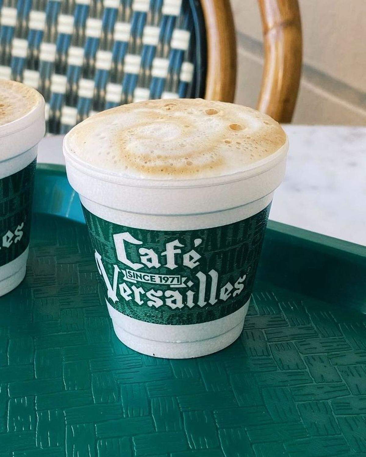 Si bien Versailles se ha convertido en un vértice turístico superlleno, en este clásico nunca te sirven una mala colada cubana.