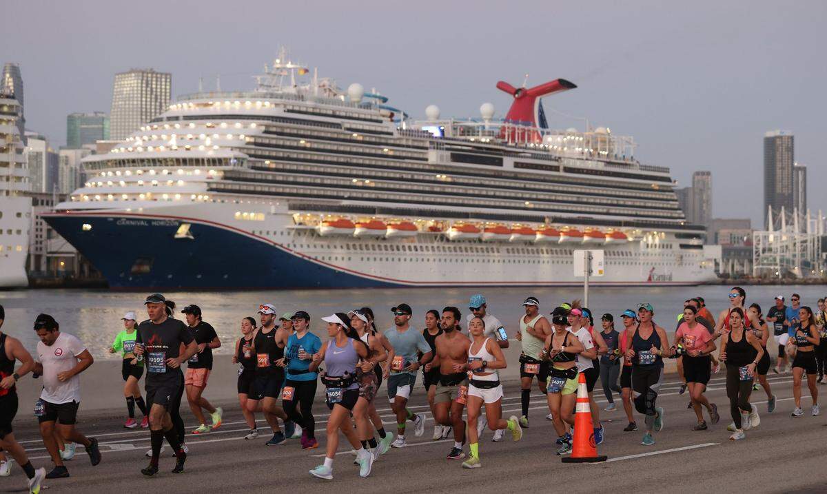 Corredores pasan delante del crucero Carnival Horizon durante el Maratón de Miami, el 28 de enero de 2024.