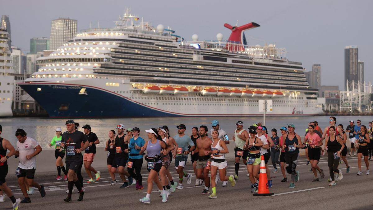 Corredores pasan delante del crucero Carnival Horizon durante el Maratón de Miami, el 28 de enero de 2024.