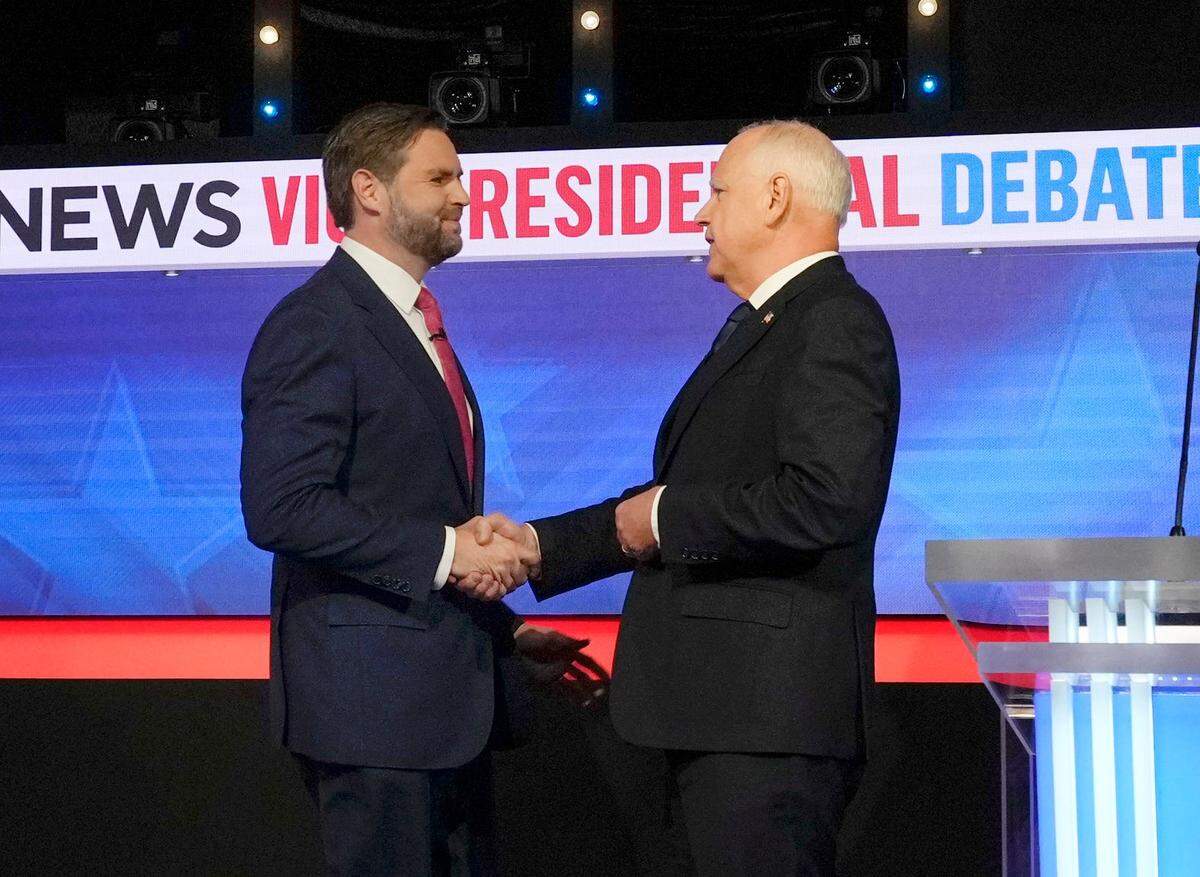 Los candidatos a vicepresidente en las elecciones de Estados Unidos, el republicano J.D. Vance (izq.) y el demócrata Tim Walz, se saludan antes de enfrentarse durante el debate de CBS News, celebrado el 1ro de octubre de 2024 en Nueva York.