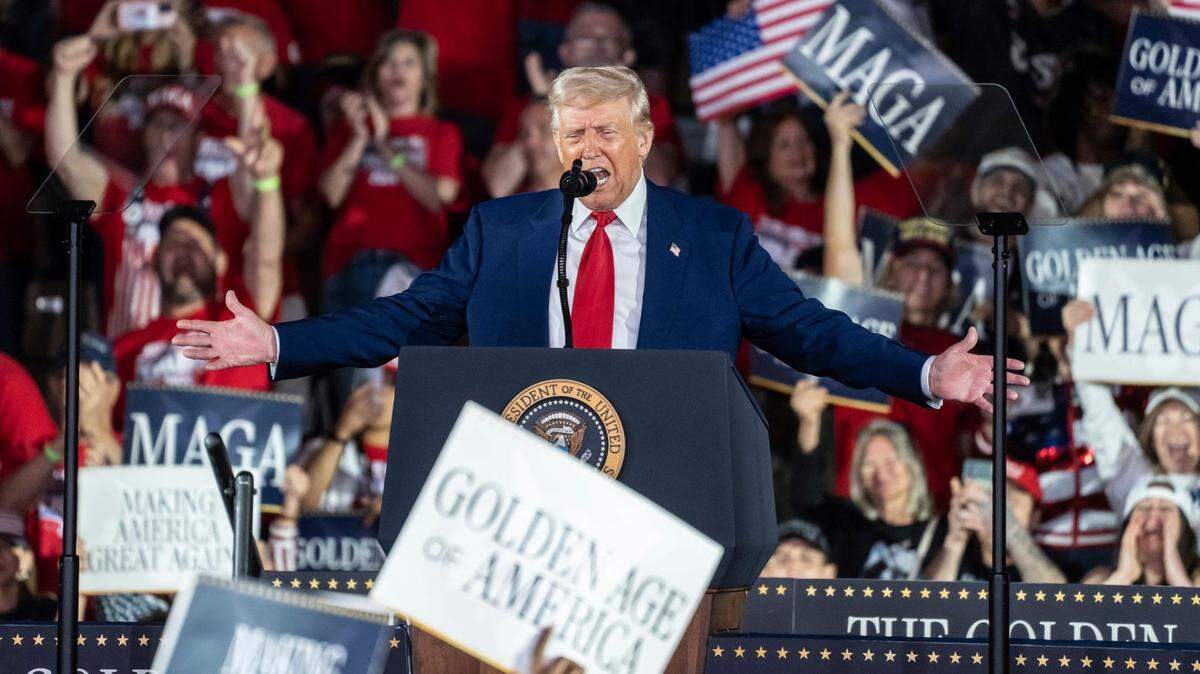 El presidente de EEUU, Donald Trump, hablando ante una muchedumbre de seguidores congregados en Macomb, Michigan.