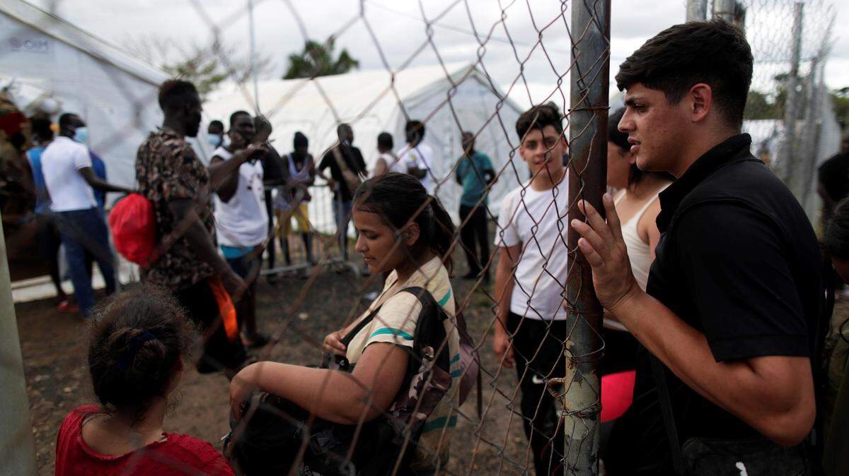 Un inmigrante venezolano de 23 anos intenta inscribirse en el registro del refugio San Vicente, en la selva del Darién, Panamá, en esta foto de archivo del 24 de diciembre de 2021.