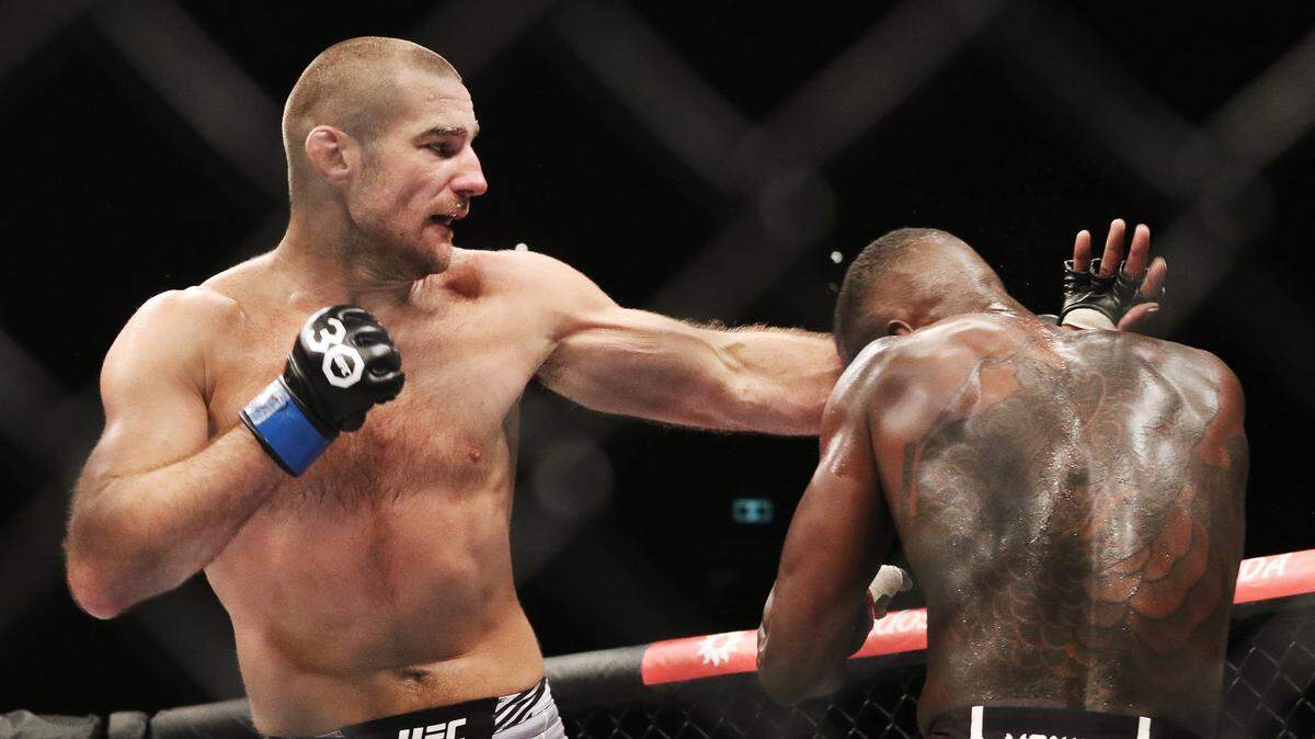 Sean Strickland (iqz.) sobrepasó todas las expectativas el sábado en la noche y, delante de miles de australianos en Sidney, venció por decisión unánime a Israel Adesanya en la UFC 293 para dejar un recuerdo imborrable.