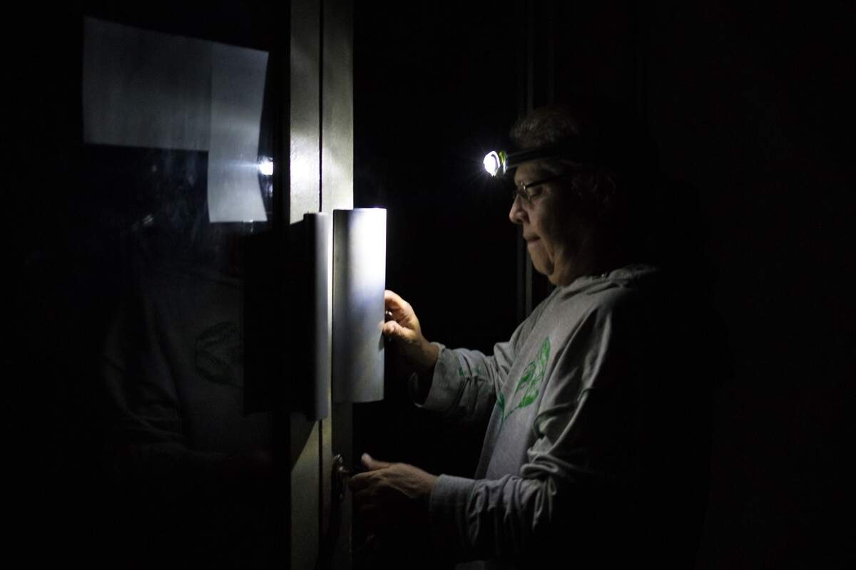 Un hombre entra a un edificio en Caracas durante el apagón el 9 de marzo del 2019.