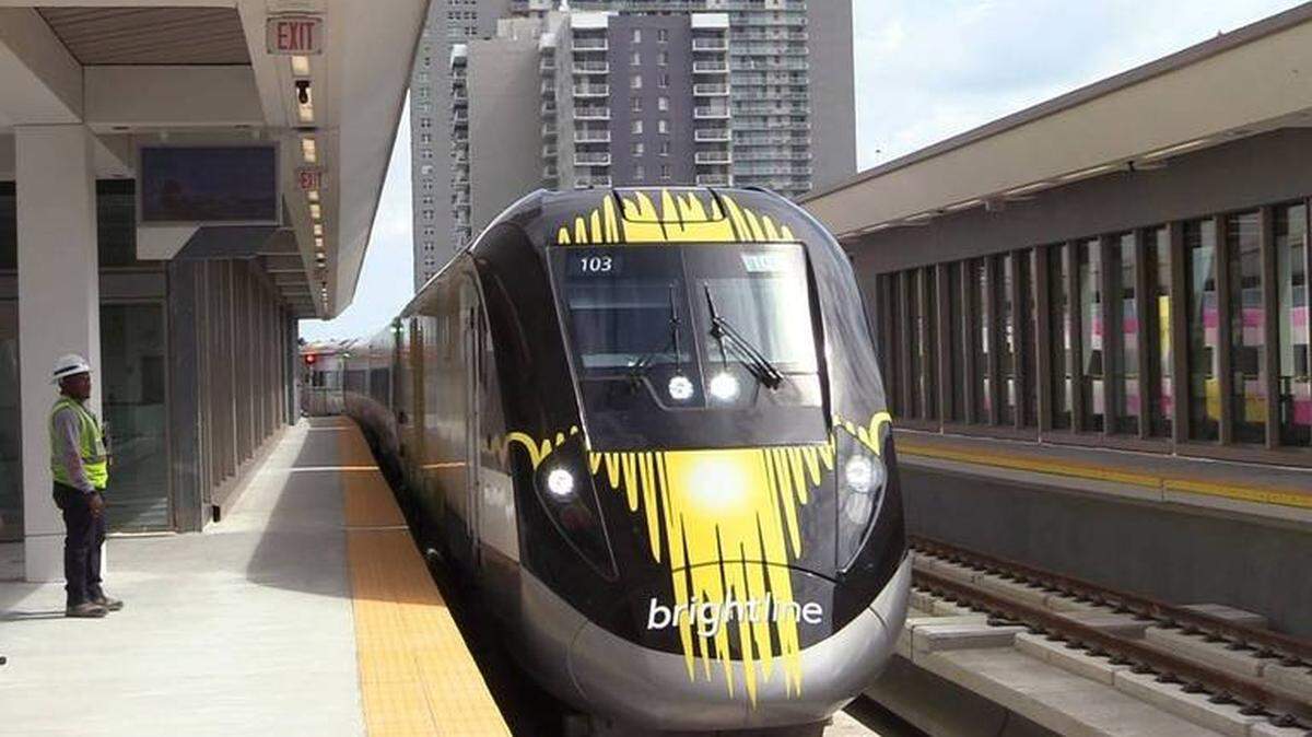 Un tren Brightline, ahora Virgin Trains USA, llega a la estación Central de Miami en el centro de Miami.