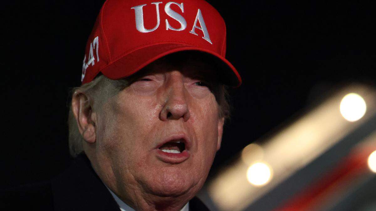 El presidente de Estados Unidos, Donald Trump, habla con los medios tras descender del Air Force One el 12 de abril de 2026 en la Base Conjunta Andrews, Maryland. Trump regresa a Washington después de pasar el fin de semana en Florida.