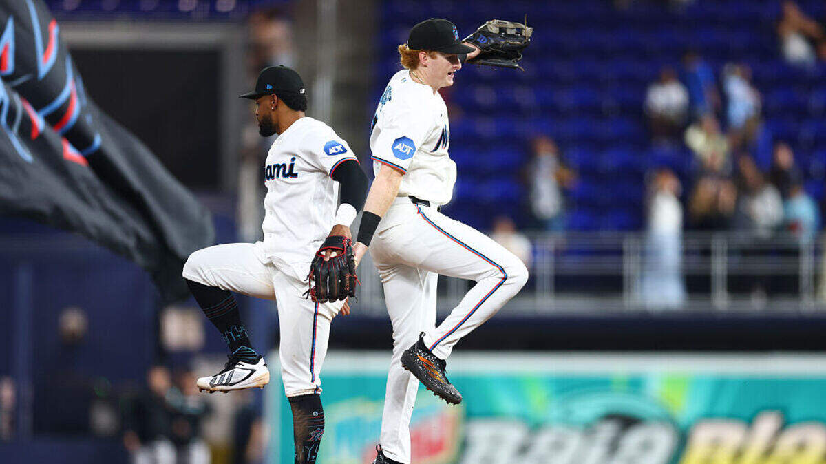 Los peloteros de los Marlins Otto López (izq.) y Owen Caissie celebran tras el triunfo del equipo ante los Diamondbacks de Arizona, en el partido efectuado el 10 de junio de 2026 en el loanDepot park en Miami, Florida.