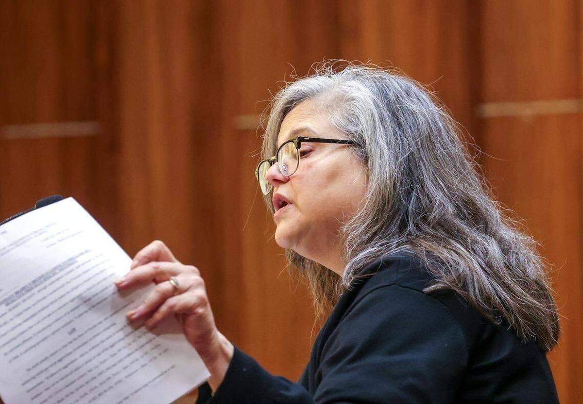 La abogada defensora Carmen Vizcaíno, presenta sus argumentos iniciales en tanto Harrel Braddy, condenado por abandonar a una niña de cinco años a su suerte en los Everglades en 1998, comparece ante el tribunal el martes 20 de enero de 2026 para su juicio de revisión de sentencia en Miami, Florida.